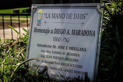 La placa de la escultura en honor a Maradona (Facebook: Municipalidad de Famaillá - Int Dr José F Orellana)