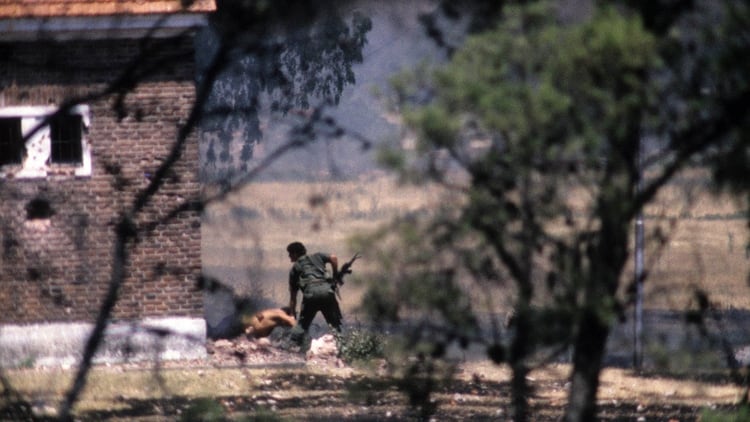 En la segunda imagen, el atacante es atrapado por un miembro del Ejército (Eduardo Longoni)