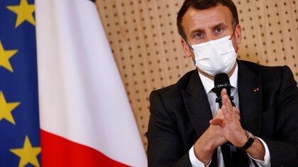 French President Emmanuel Macron, wearing a protective face mask, talks during a meeting with medical staff members during a visit in a child psychiatry department at Reims hospital to discuss the psychological impact of the COVID-19 crisis and the lockdown on children and teenagers in France, April 14, 2021.  REUTERS/Christian Hartmann/Pool
