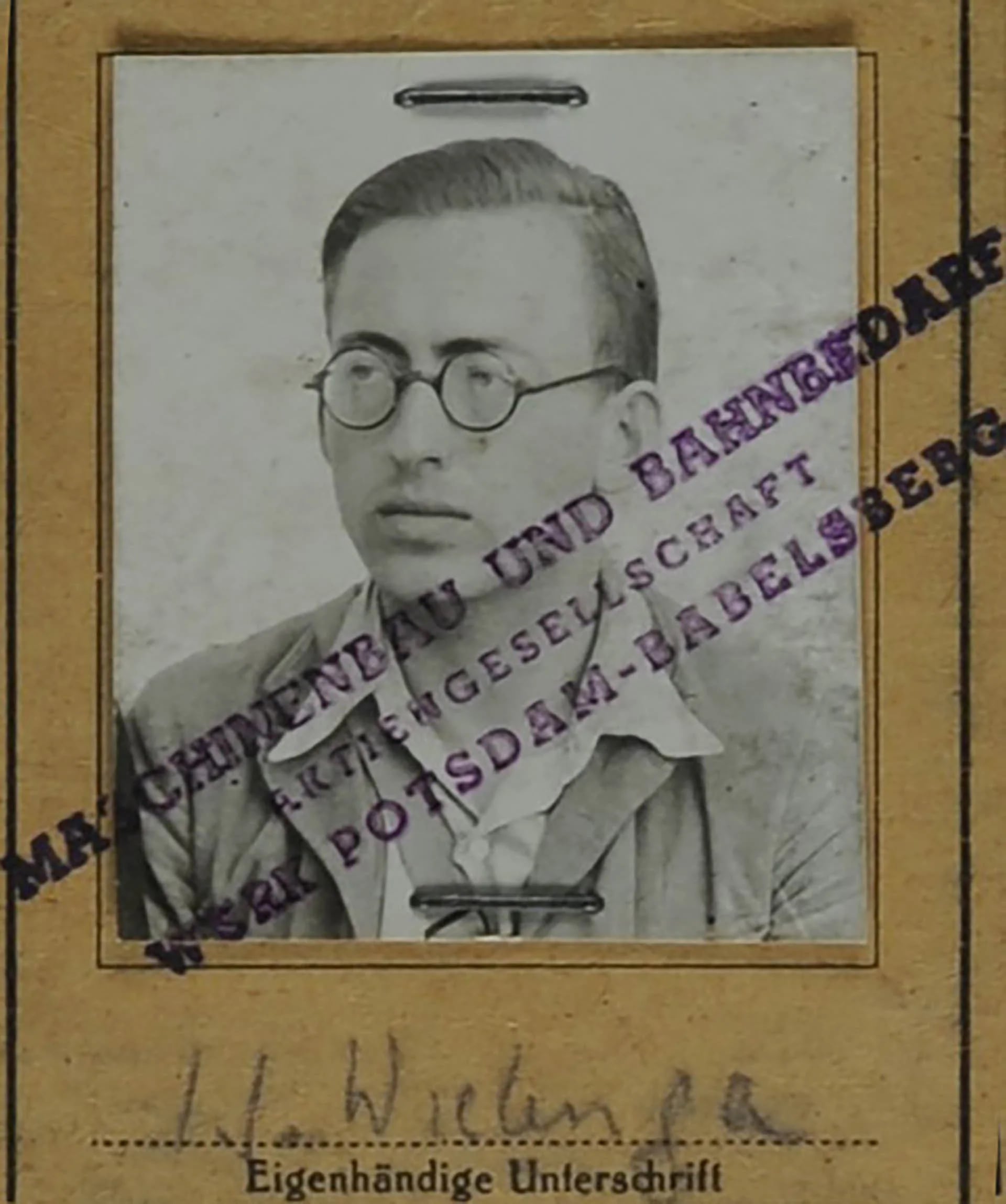 J. Wielenga según su falso documento de identidad, Ernst-Menahem Rozen de nacimiento. (Yad Vashem)