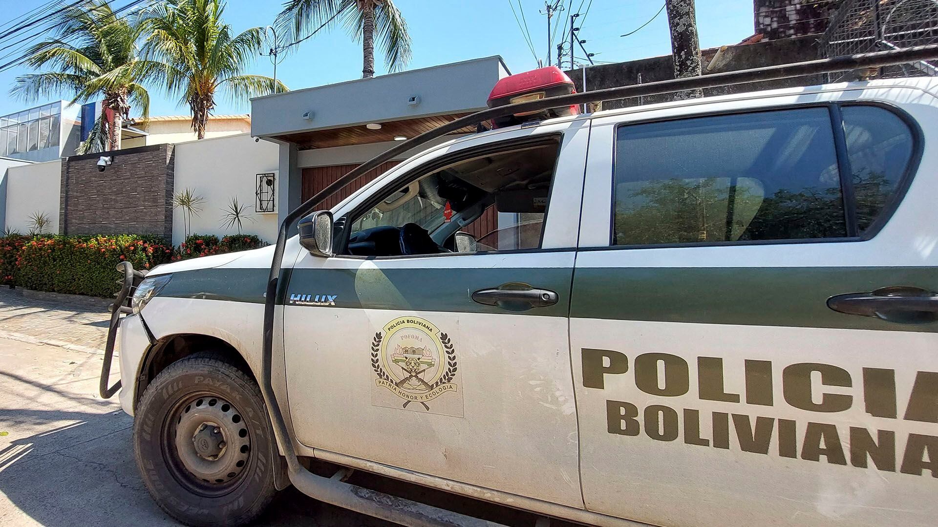Agentes de la policía antinarcóticos llevan a cabo una redada en una casa durante una operación para tratar de detener al uruguayo Sebastián Marset en Santa Cruz, Bolivia, el 30 de julio de 2023 (Ricardo Montero/AFP)