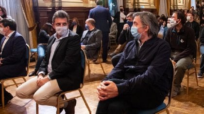 Sergio Massa y Máximo Kirchner se miran durante una reunión en el Congreso