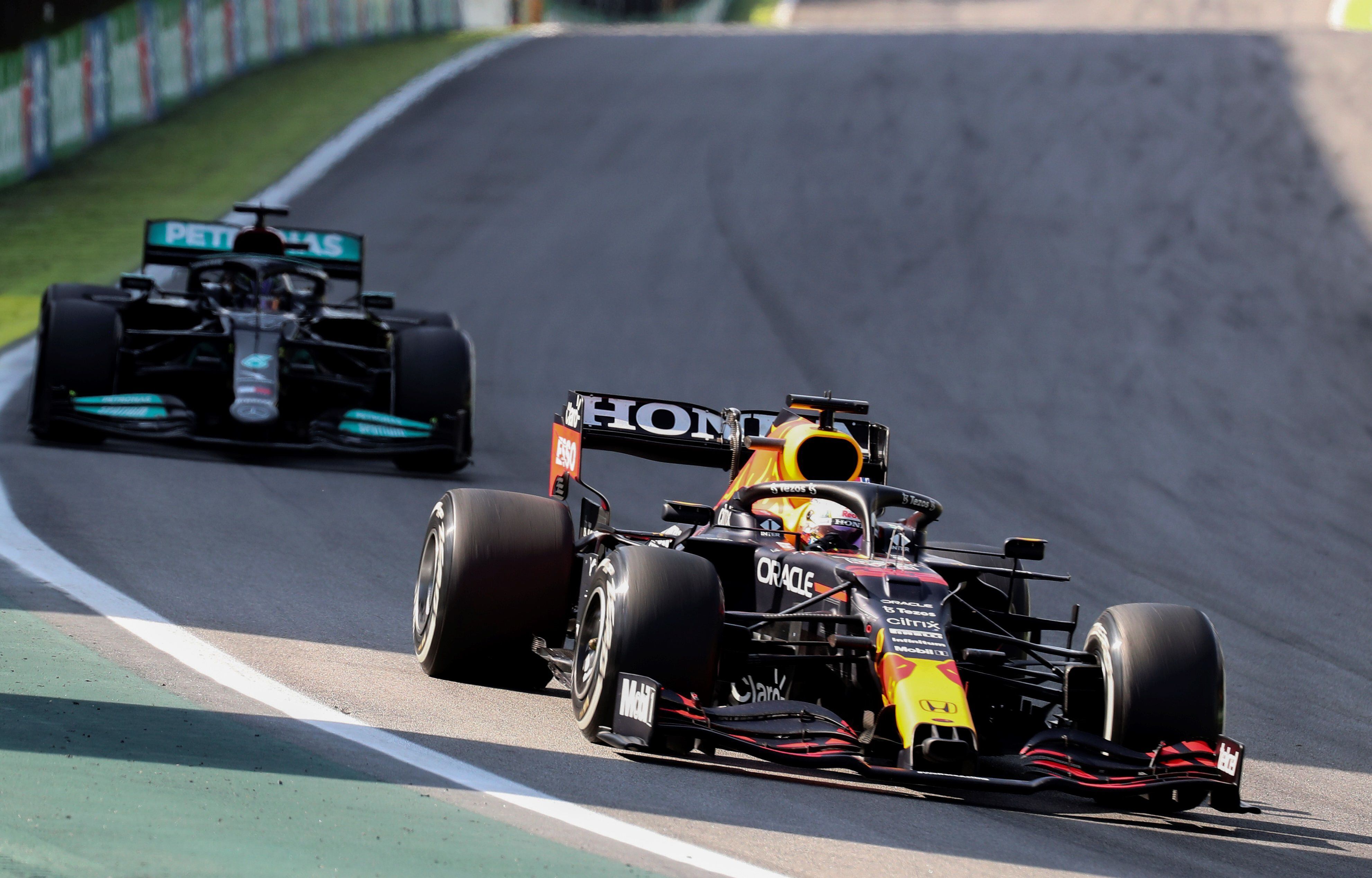 Max Verstappen and Lewis Hamilton are coming up with an all-out fight on the season.  The same is their teams, Red Bull and Mercedes, respectively (EFE / Sebastiao Moreira)
