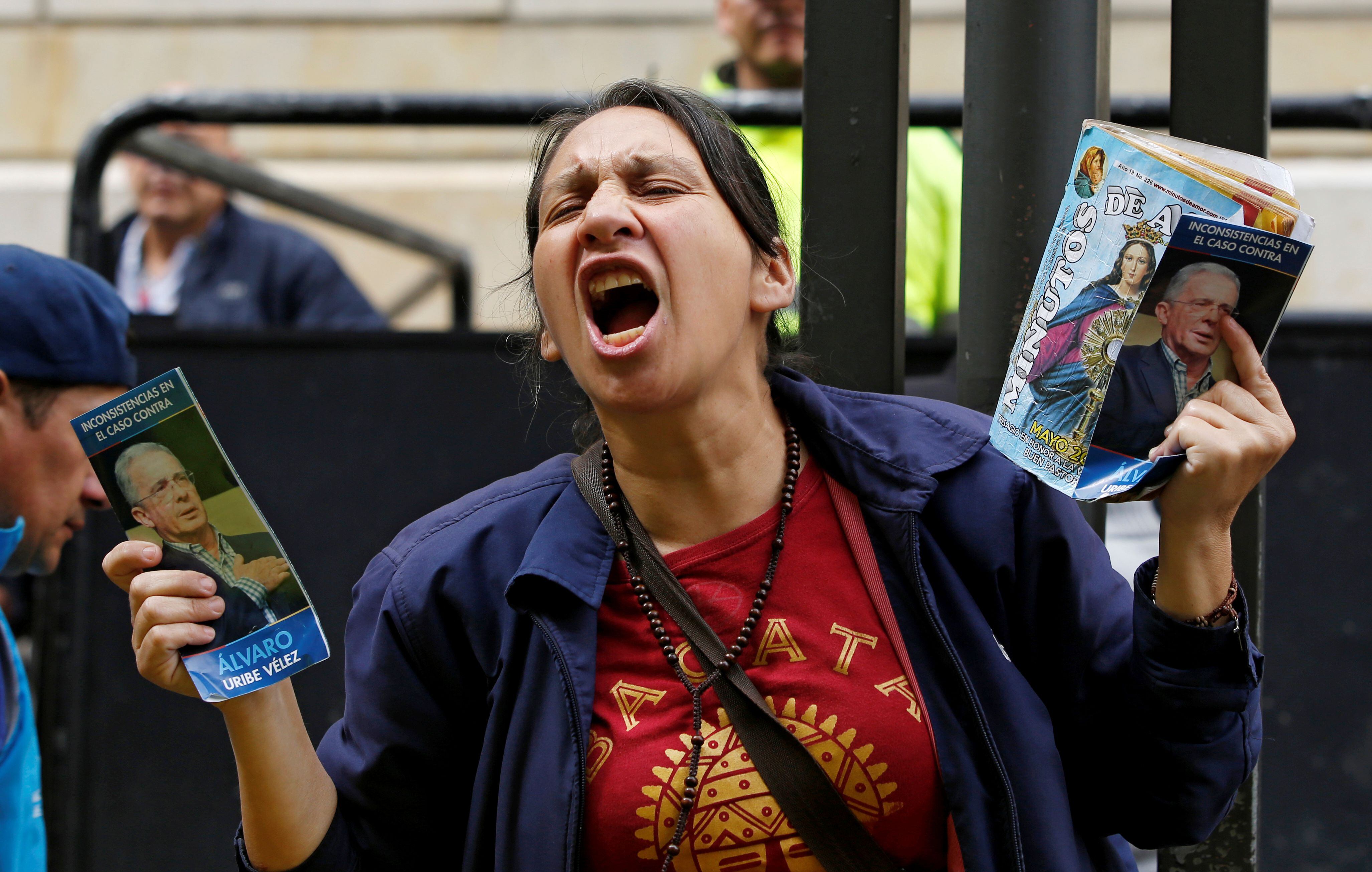 Una seguidora de Álvaro Uribe muestra su apoyo en las afueras de la Corte Suprema. (REUTERS/Leonardo Munoz)