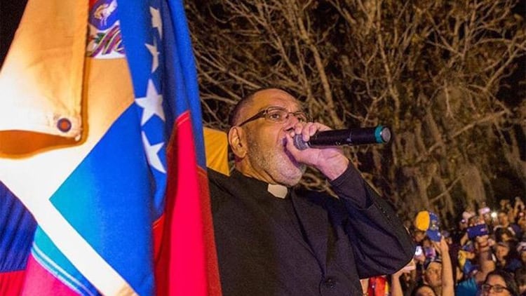 El padre José Palmar participó de todas las portestas contra Maduro antes de exiliarse