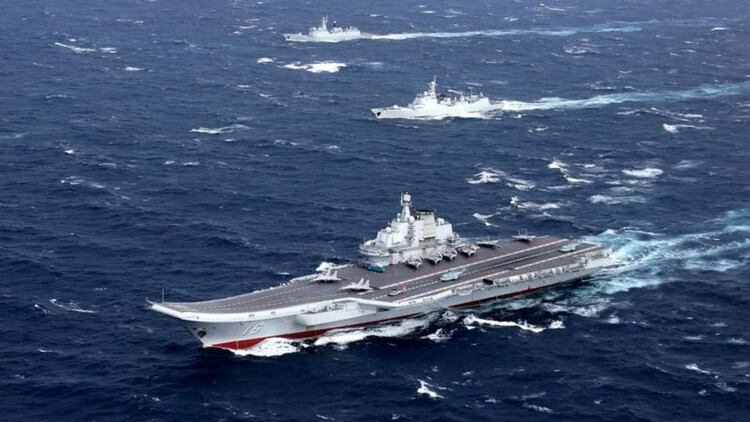 El portaaviones chino Tipo 001 Liaoning en el Mar de China Meridional (Reuters)