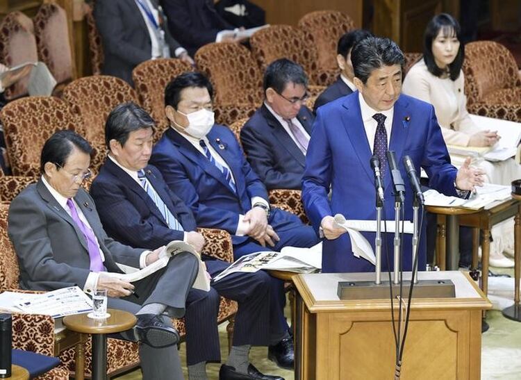 El primer ministro de Japón, Shinzo Abe, habla junto a su ministros en el Parlamento en Tokio. 23 marzo 2020. Kyodo/vía REUTERS. ATENCIÓN EDITORES - ESTA IMAGEN FUE ENTREGADA POR UN TERCERO
