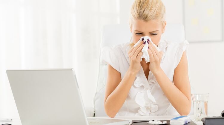 Resfríos, gripes, bronquitis y faringitis son los cuadros más frecuentes de esta época del año (Getty)