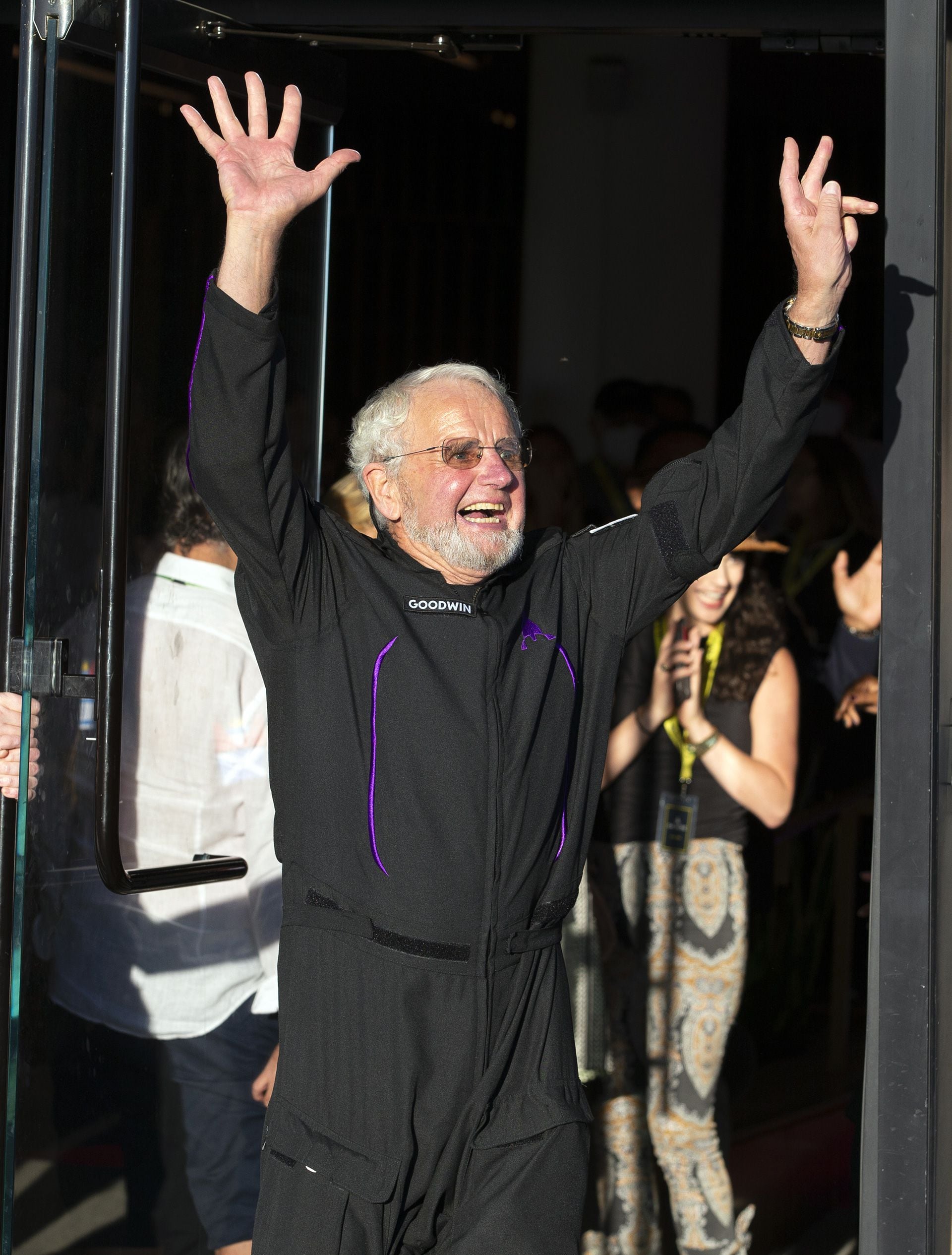 El turista espacial Jon Goodwin, atleta olímpico británico de 80 años, saluda a la multitud antes de abordar el vuelo de Virgin Galactic en Spaceport America, cerca de Truth or Consequences, Nuevo México, el jueves 10 de agosto de 2023. Virgin Galactic está tomando su primer espacio turistas en un viaje en un cohete espacial largamente retrasado. (Foto AP/Andrés Leighton)