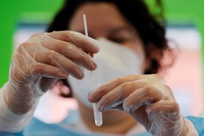 FOTO DE ARCHIVO: Un farmacético de la ciudad de Roubaix realizando una prueba rápida de antígenos para la COVID-19 en Francia, el 28 de octubre de 2020. REUTERS/Pascal Rossignol