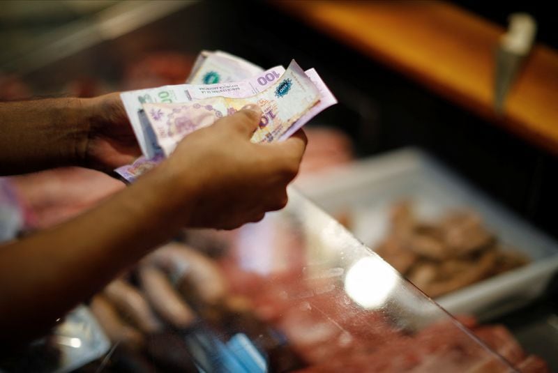 Los comerciantes del rubro alimentos aseguran que los clientes compran lo "justo y necesario" (REUTERS/Agustin Marcarian)