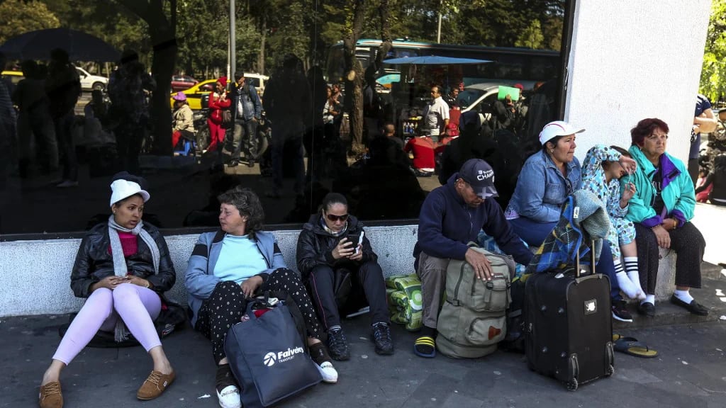 Migrantes cubanos esperan turno para viajar a México (EFE)