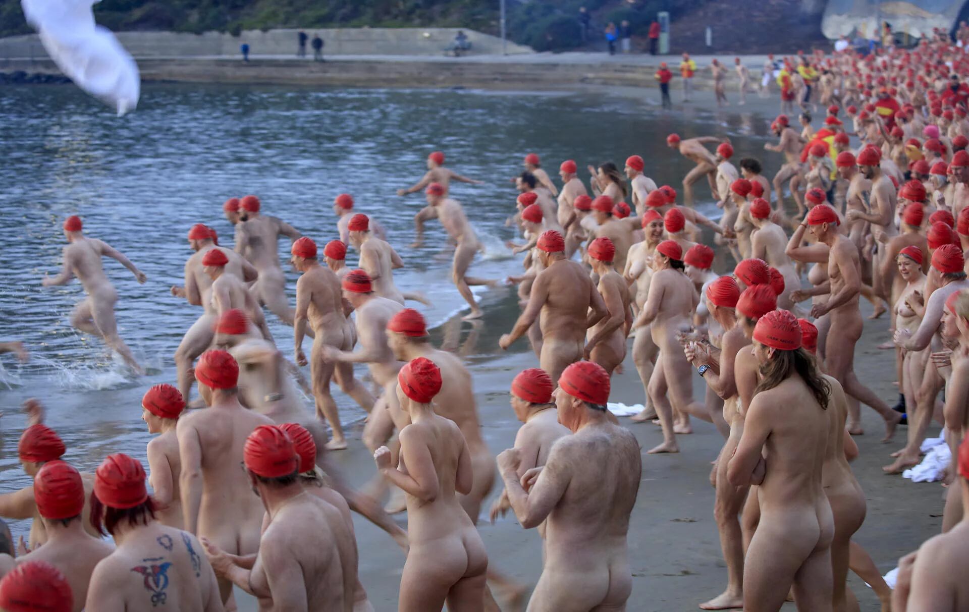 Participantes se preparan para el Nude Solstice Swim, como parte del festival de invierno Dark Mofo, en el río Derwent en Hobart, Tasmania, Australia