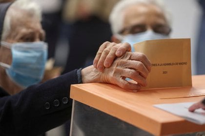 Una persona deposita su voto durante las elecciones autonómicas de Madrid, España, 4 de mayo de 2021. REUTERS/Susana Vera