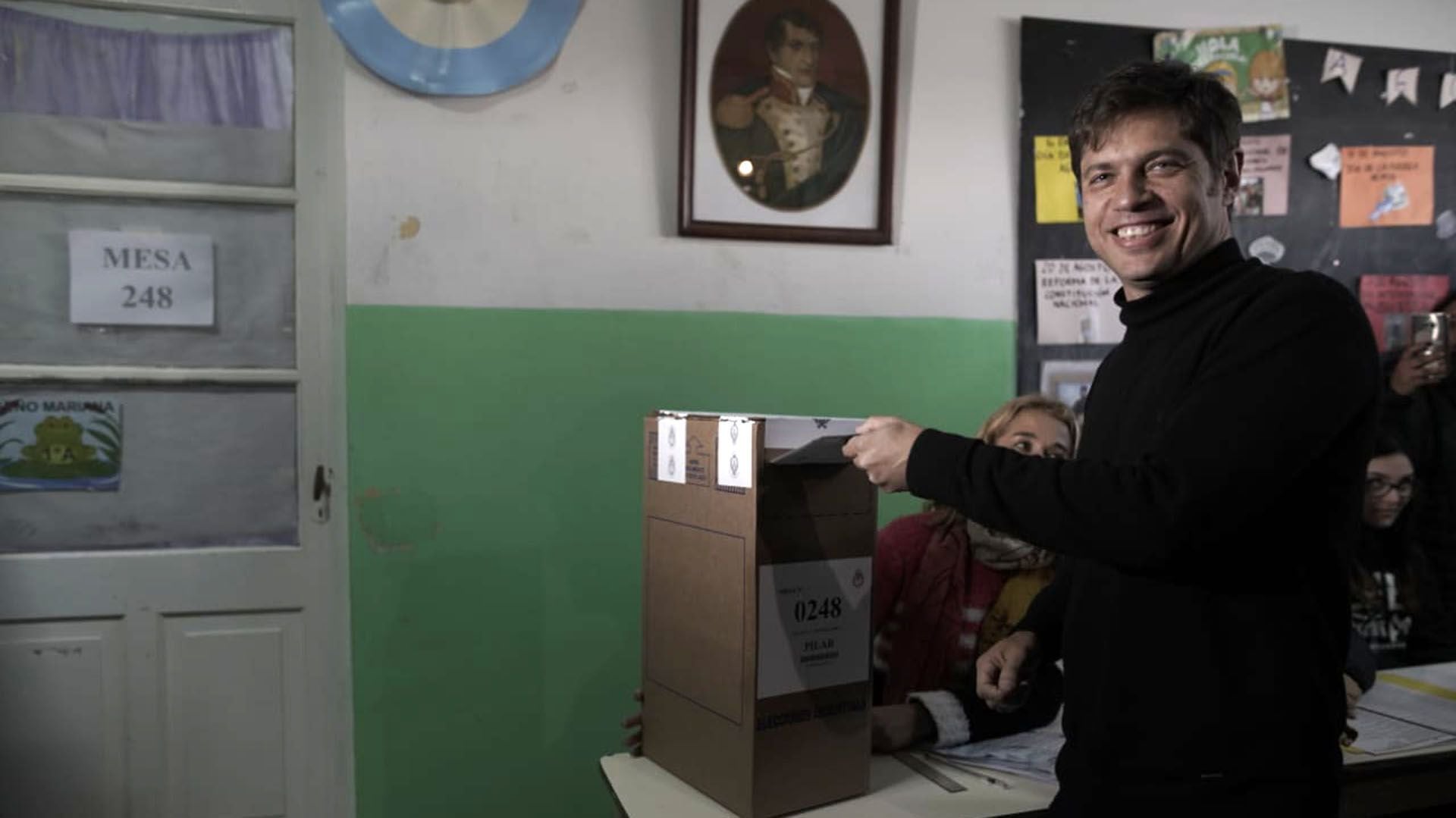 Kicillof volverá a votar en Pilar, acompañado por Federico Achával, candidato a intendente local, y Ariel Sujarchuk, intendente de Escobar (Pablo Barrera)