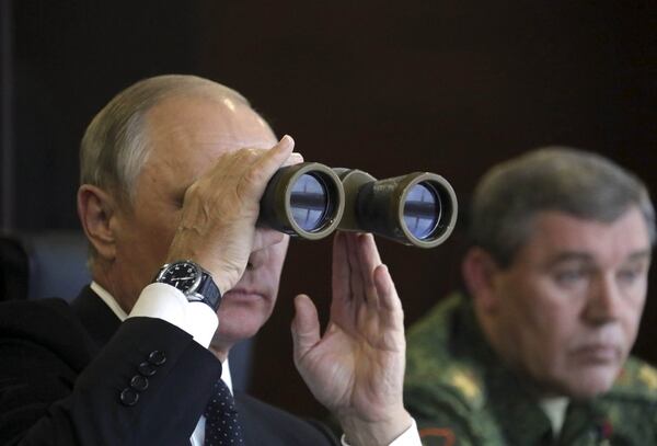 El presidente ruso Vladimir Putin, observando los Zapad 2017 (Reuters)