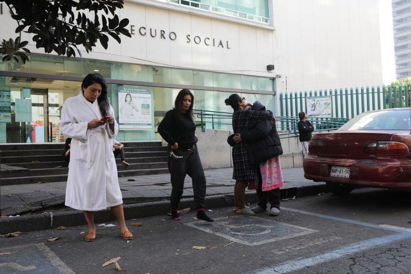 Algunas personas salen de los edificios antes en CDMX. (Foto: Reuters/Archivo)