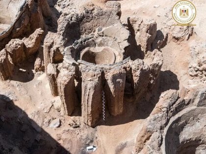 Restos de la que se cree que fue una fábrica de cerveza hace 5.000 años  en un yacimiento arqueológico en Abydos, Egipto.