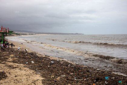 Imagen general de los escombros dejados en la playa tras el paso del huracán Genevieve en Cabo San Lucas, en la península mexicana de Baja California, el 20 agosto de 2020 (Foto: REUTERS/Fernando Castillo)
