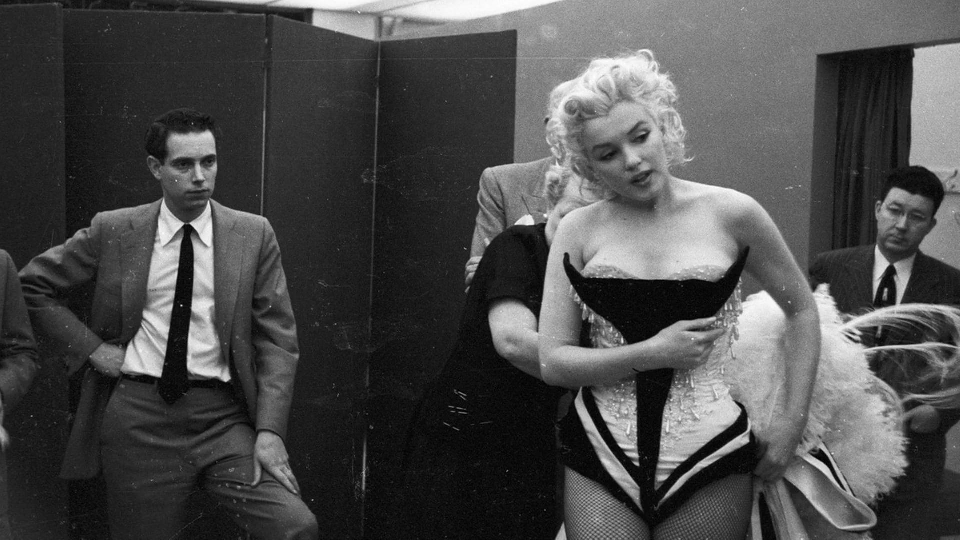 Monroe haciendo una prueba de vestuario para una de sus películas.
