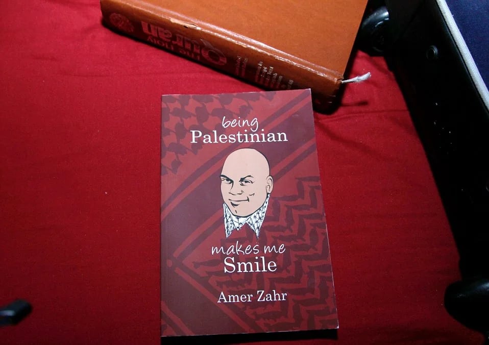 El libro “Ser palestino me hace sonreír”, sobre la cama del terrorista (Daily Mail)