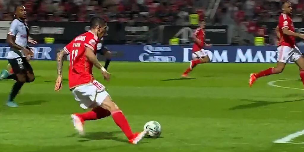 Una jugada maradoniana que mereció ser gol y lujosa asistencia: el partido de Di María en el triunfo clave del Benfica en Portugal