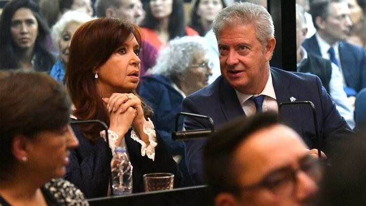 Cristina Kirchner y su abogado en el inicio del juicio (Télam)