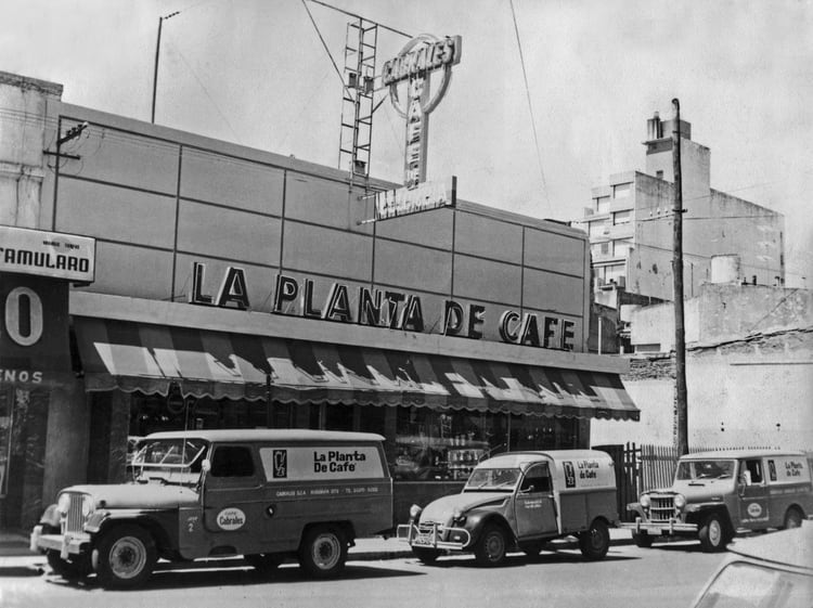 Sobre la avenida Rivadavia, la Planta de Café de Cabrales