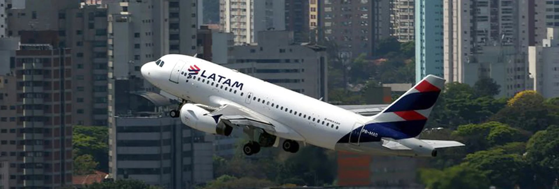 Avión de Latam despegando en un aeropuerto de la región