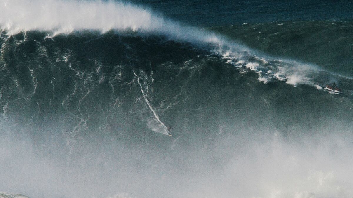 Resultado de imagen para Una mujer bate un rÃ©cord mundial al surfear una ola de mÃ¡s de 20 metros en PortugalÃ§