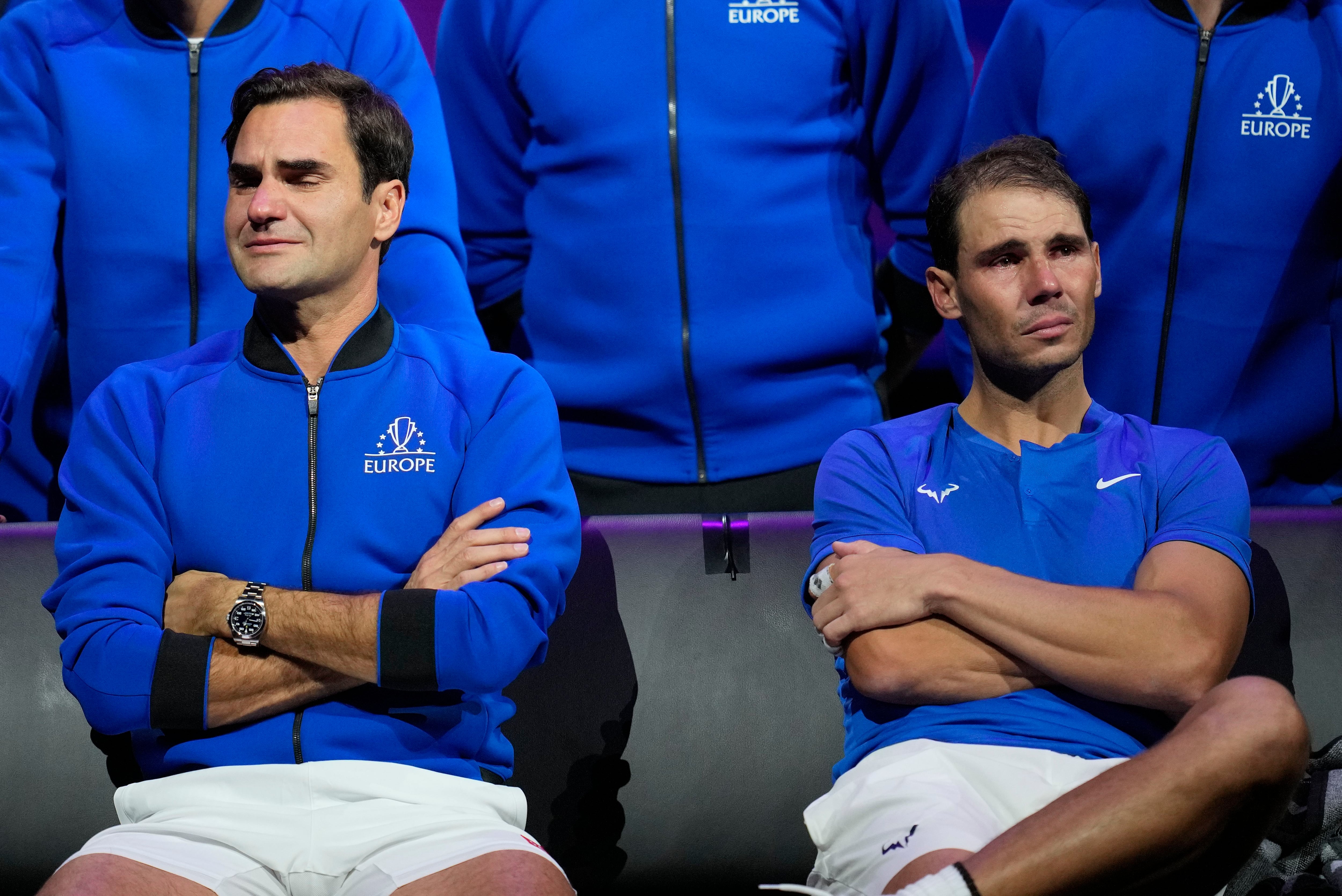 Roger Federer y Rafa Nadal lloran en la Laver Cup de Londres, donde el suizo jugó su último partido de tenis (AP Foto/Kin Cheung)