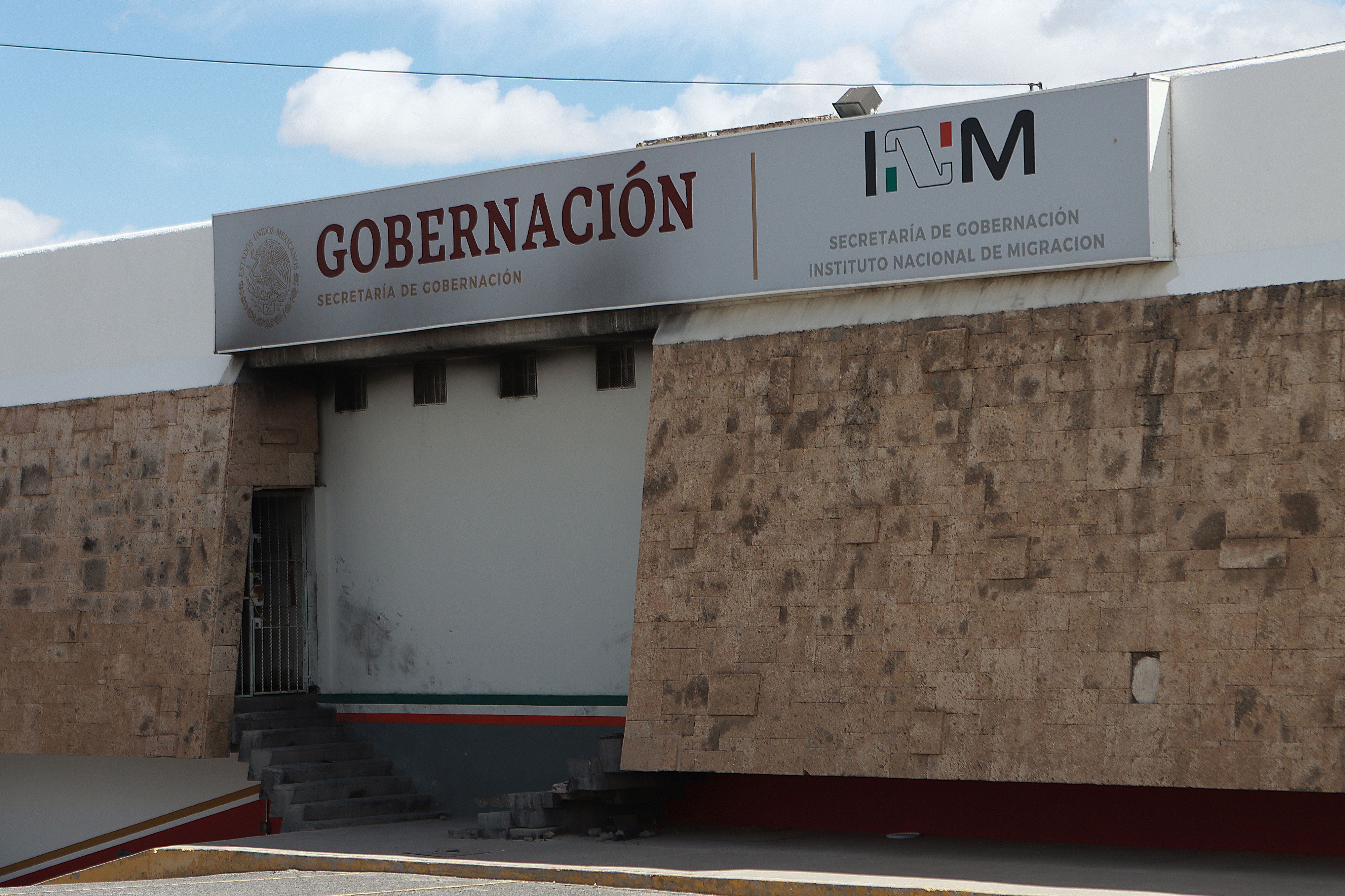 Fotografía de la fachada de la estación del Instituto Nacional de Migración (INM), el 25 de marzo de 2024, en Ciudad Juárez, Chihuahua (México). EFE/Luis Torres