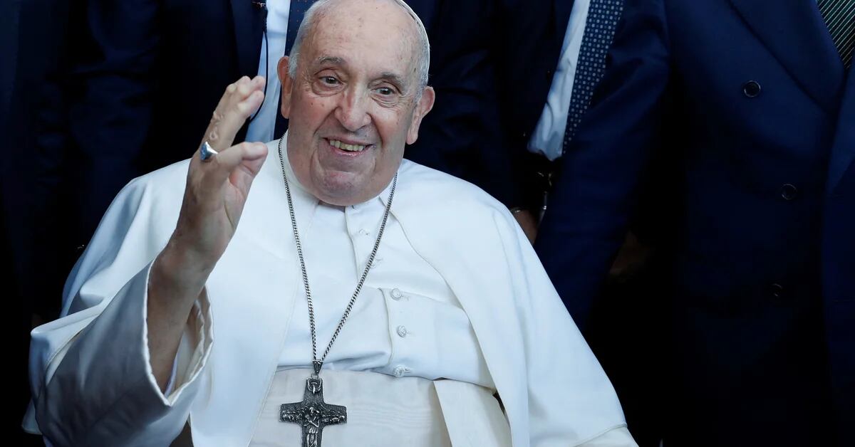 Papa Francesco è stato dimesso dal Policlinico Gemelli di Roma dopo essere stato operato per un’ernia addominale