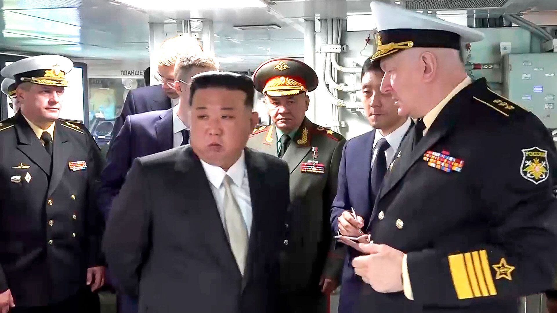 Kim Jong-un escucha y toma nota de lo que le comunican oficiales rusos (AP)