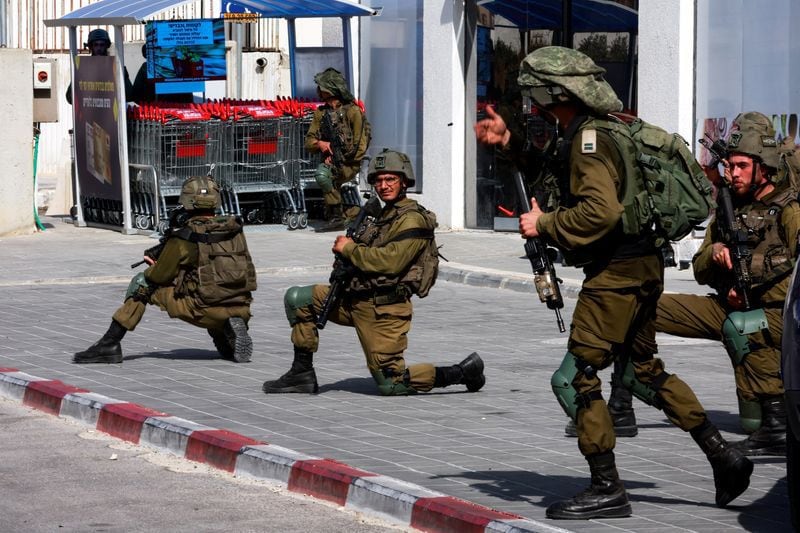 Las fuerzas israelíes recuperaron el control de una comisaría en Sderot y abatieron a 10 terroristas de Hamas. (REUTERS/Ammar Awad)