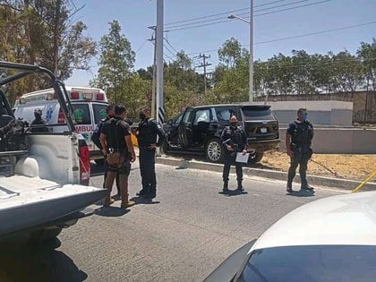 La camioneta en la que se transportaba la familia fue encontrada contra un muro de contención y alrededor de 25 impactos de bala (Foto: Twitter / @jaliscorojo)