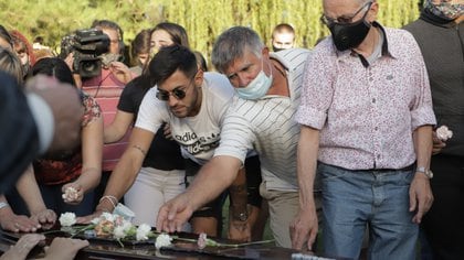 Miguel, el abuelo de Úrsula, junto al cajón en el Cementerio Parque de Rojas