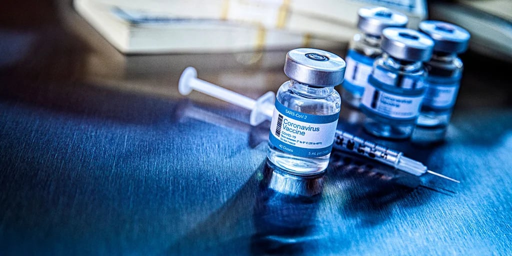 Qué hay detrás de los efectos adversos raros que puede ocasionar la vacunación COVID