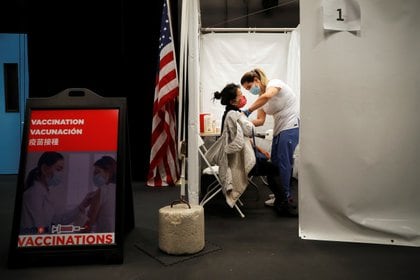 Un trabajador sanitario administra una inyección de la vacuna Moderna COVID-19 a una mujer en un centro de vacunación emergente operado por SOMOS Community Care durante la pandemia de la enfermedad del coronavirus (COVID-19) en Manhattan en la ciudad de Nueva York,