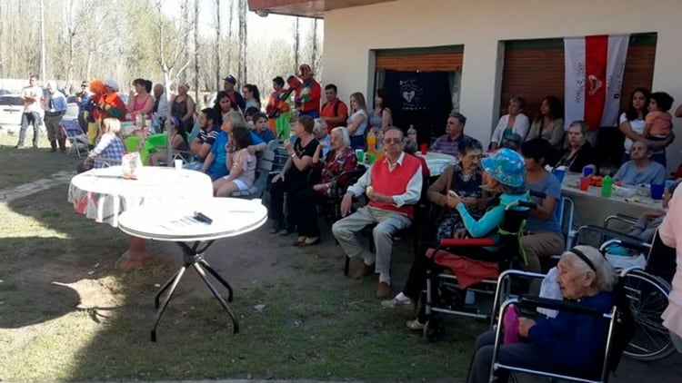 La calidad de vida de los residentes del hogar cambió completamente al comenzar a recibir las visitas de sus madrinas y padrinos (Gentileza: Julio Paz)