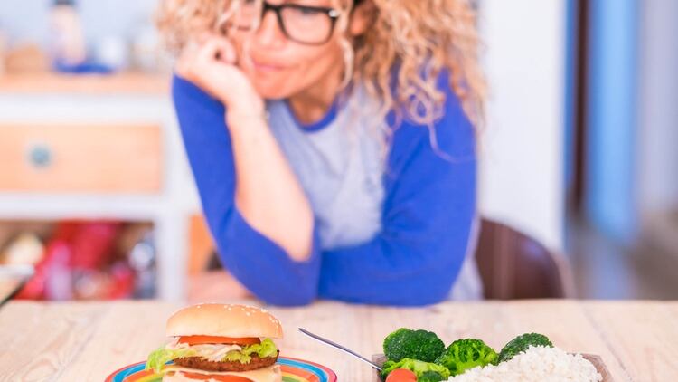 En general, los pacientes que logran bajar de peso, al suspender la dieta suelen recuperarlo e incluso ganar kilos extra (Shutterstock)