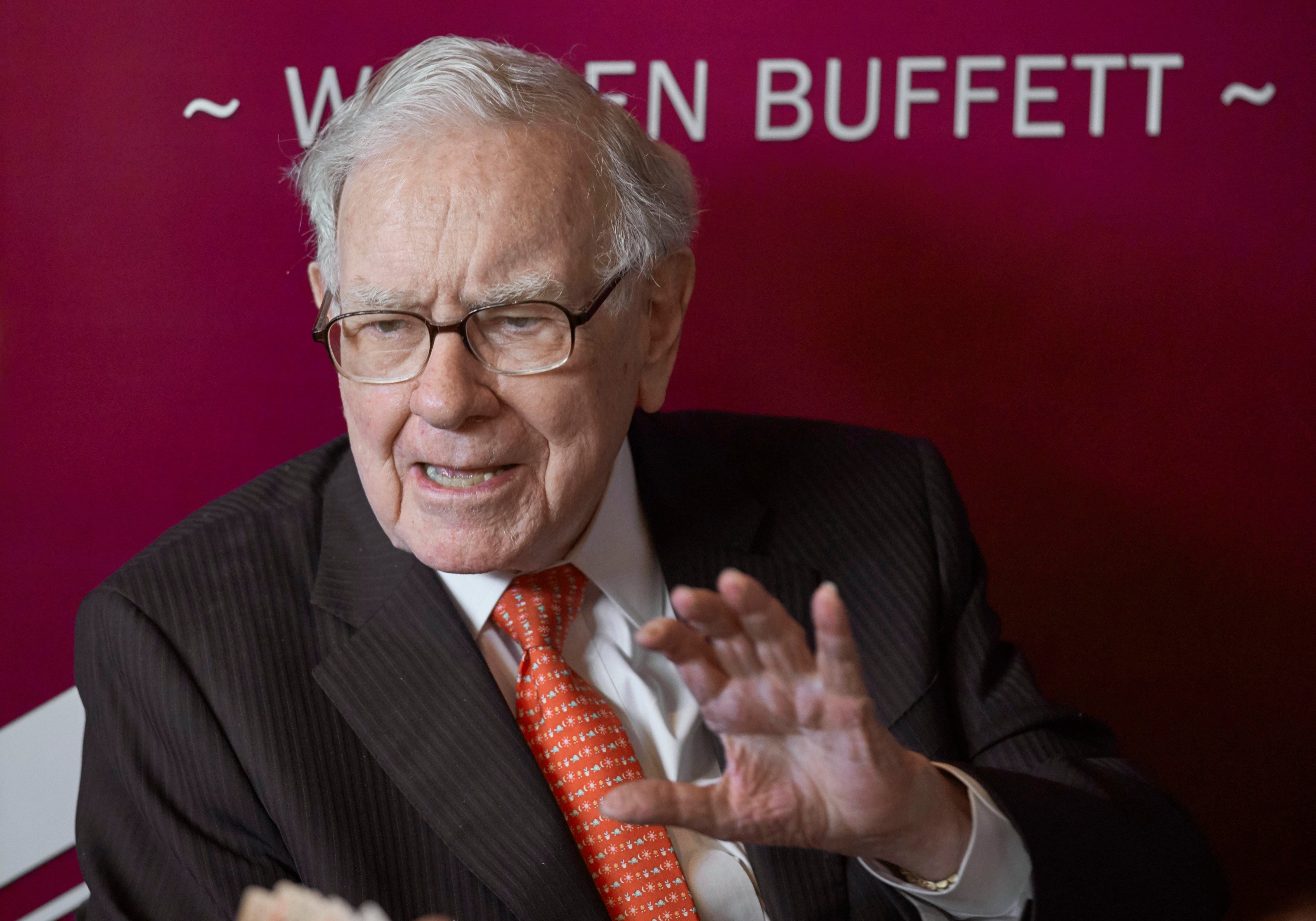 Buffett, hablando a los accionistas de Berkshire en un evento en Omaha, Nebraska
(Foto AP/Nati Harnik)