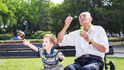 Algunos expertos dicen que la decisión de ser padres a los 80 es algo  narcisista porque el niño o niña se quedara pronto sin la figura de su padre. Otros piensan lo contrario y que es un acto de amor (Shutterstock)