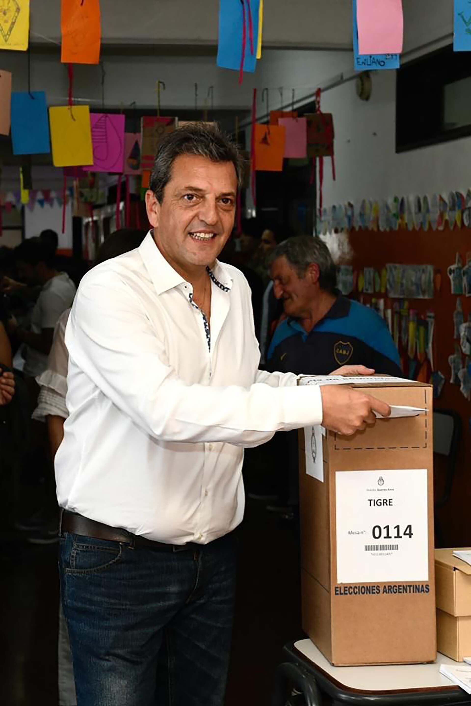 El momento en el que Sergio Massa emite su voto en la mesa 11 de la escuela primaria número 34 de Tigre.