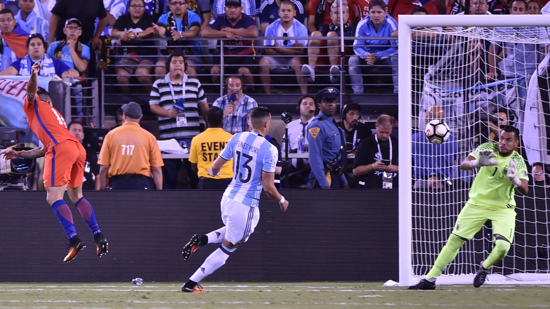 Sergio Romero tapó lo que pudo haber sido el gol de Eduardo Vargas (AFP)