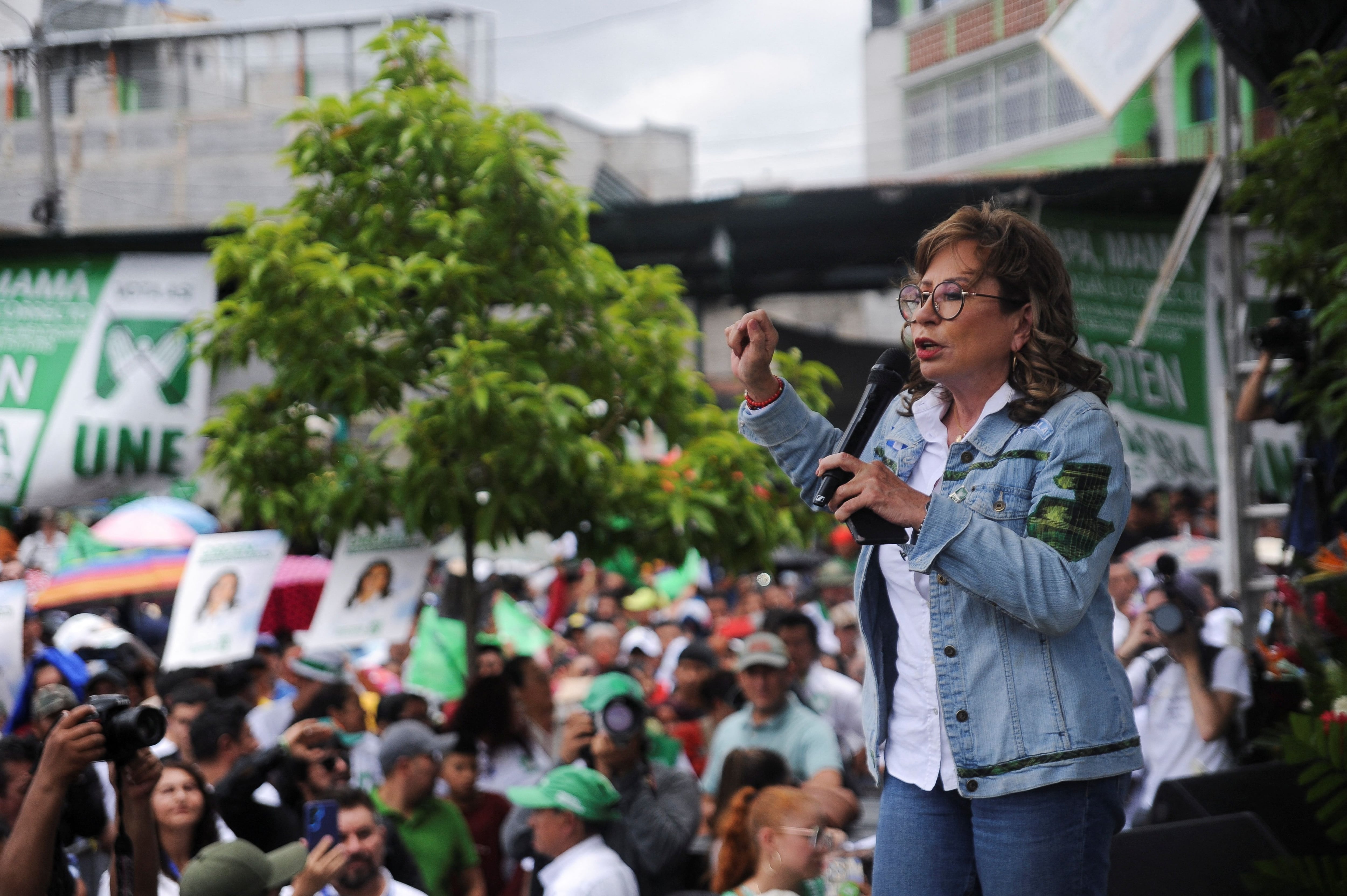 La candidata presidencial del partido político Unidad Nacional de la Esperanza (UNE), Sandra Torres, se dirige a sus simpatizantes durante su mitin de cierre de campaña en Ciudad de Guatemala el 18 de agosto de 2023 (REUTERS/Cristina Chiquin)