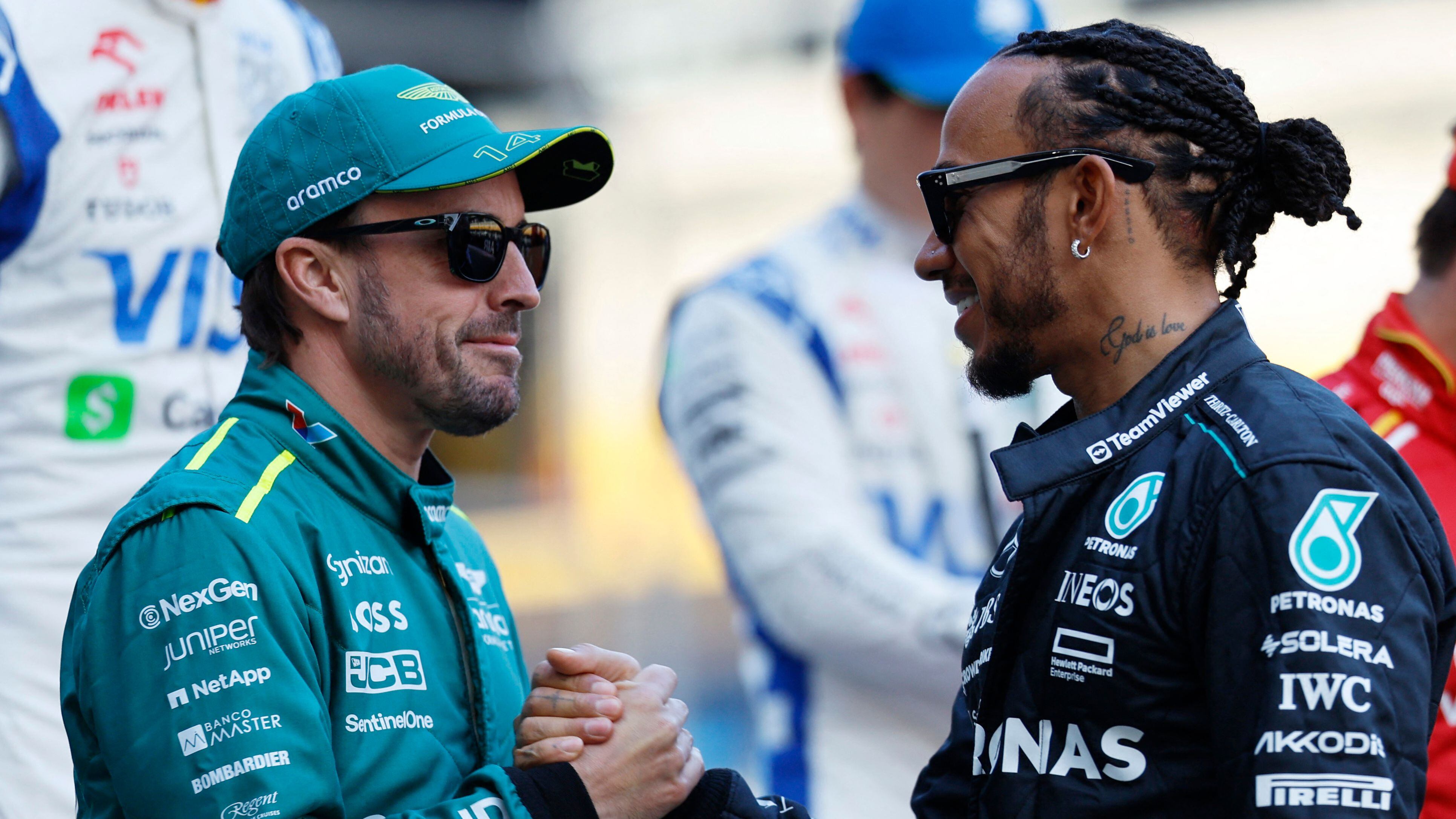 Alonso y Hamilton durante el GP de Baréin (REUTERS).