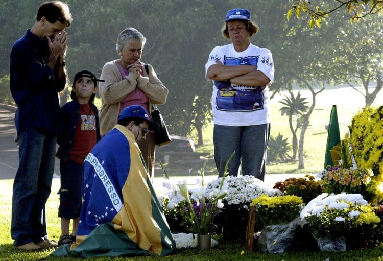 Los fanáticos de Ayrton Senna rezan junto a su tumba (REUTERS/Paulo Whitaker)