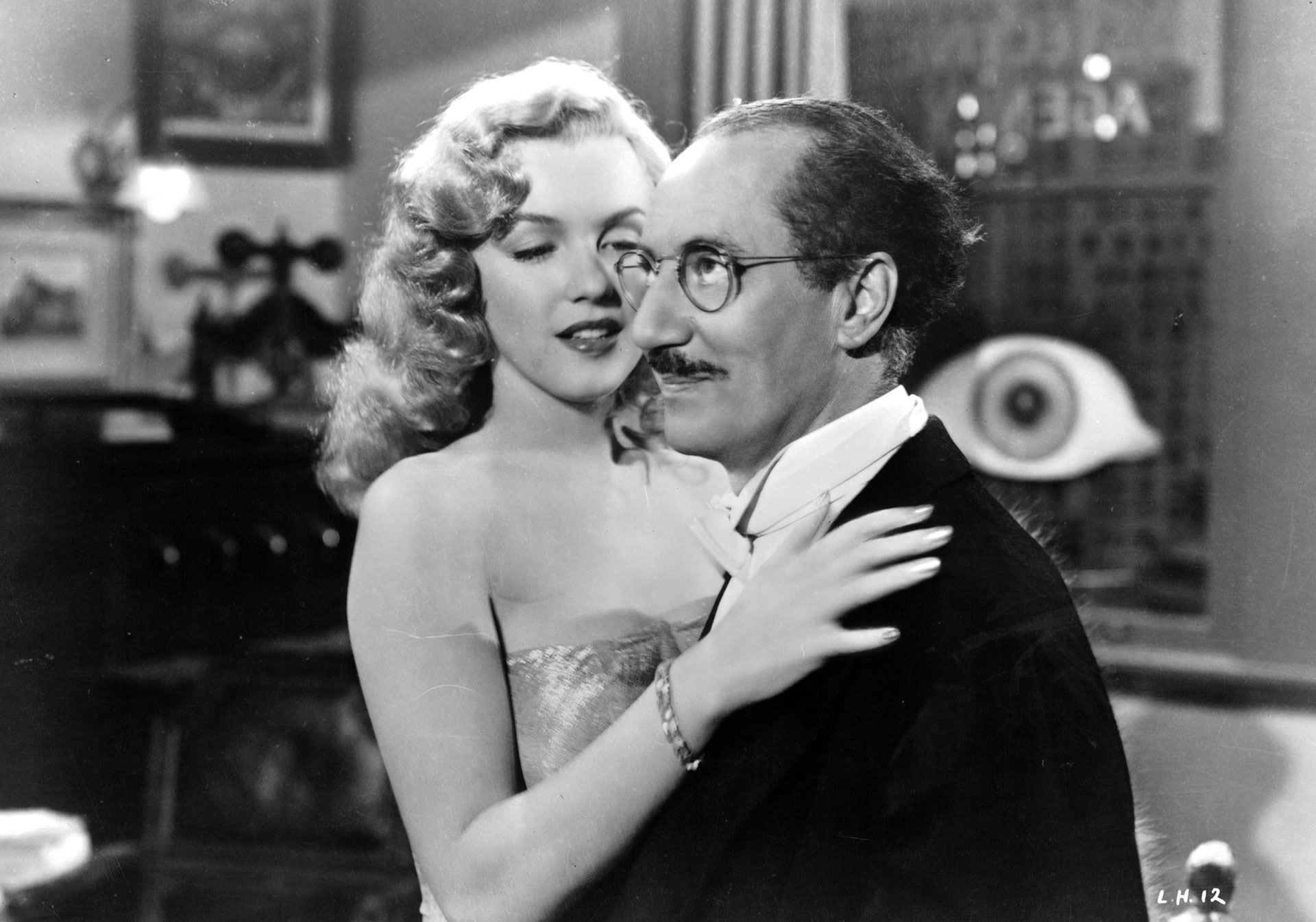 Groucho y Marilyn Monroe en una escena de Amor en conserva, de 1949. Alguna vez el cÃ³mico pidiÃ³ que, cuando muriera, pusieran su ataÃºd bocabajo del de Marilyn (Getty)