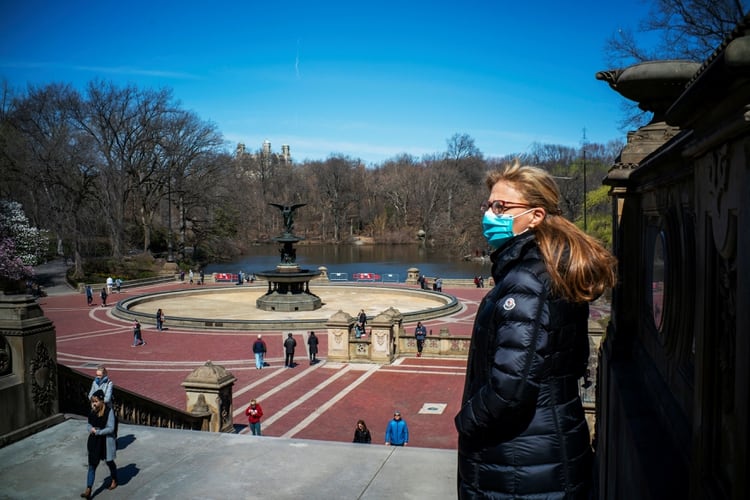 Una mujer con una mascarilla en Central Park (Reuters)